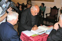 Mons. Gianni Spiga, Vicario Generale appone la sua firma dopo la nomina a Promotore di Giustizia