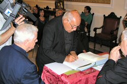 Mons. Gianni Spiga, Vicario Generale appone la sua firma dopo la nomina a Promotore di Giustizia Mons. Gianni Spiga, Vicario Generale appone la sua firma dopo la nomina a Promotore di Giustizia
